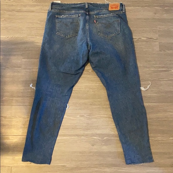 Distressed 711 - Picture 2 of 2